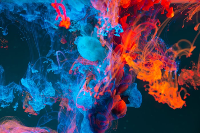 Fumée d'encre colorée, symbole de nos packagings sur mesure